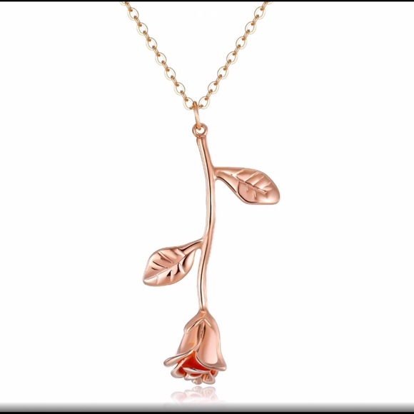 Jewelry - Rose gold flower pendant necklace